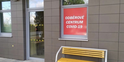 Jedna z laboratoří ověřuje možný výskyt nové varianty omikron v Česku