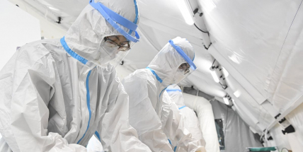 Se ženou s podezřením na omikron cestovali čtyři Pražané, na testy se čeká