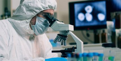 Epidemie sílí, v ČR se potvrdil omikron, mluví se o povinném očkování