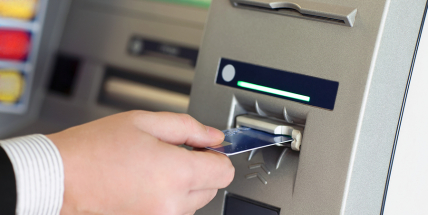 Nejabsurdnější bankovní poplatek je za výběr z bankomatu vlastní banky