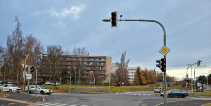 Otevřu si zde stánek s občerstvením a poblíž autoservis. Lidé si dělají legraci z nefunkčních semaforů v Žežické