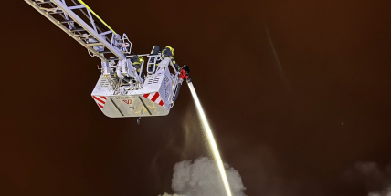 Požár autoservisu v Praze 15 způsobil škodu asi šest milionů korun