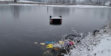 Na Příbramsku sjelo auto do rybníka, řidičku v bezvědomí vyprostili policisté