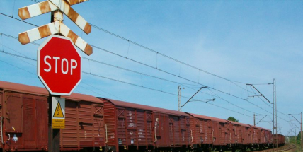 Porouchané auto v kolejišti na dvě hodiny uzavřelo trať