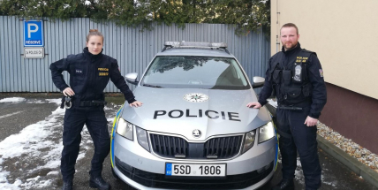 Hrdinové: Tereza a Radek. Policisté, kteří neváhali a zachránili ženu z téměř potopeného vozidla