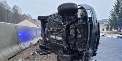 Na opravovaném mostě u Obor skončilo auto na boku. Řidič odmontoval značky a odešel