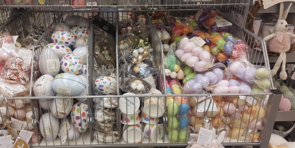 Zatímco přípravy na Vánoce vrcholí, v Příbrami se začíná prodávat velikonoční dekorace