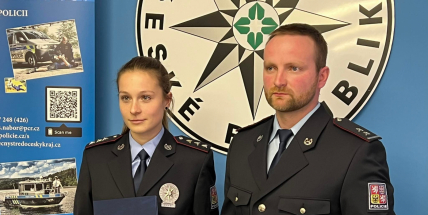 Policisté, kteří zachránili život ženě z potopeného auta, převzali ocenění