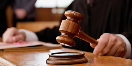 Soud v Plzni potrestal podmínkou ženu za to, že v opilosti pořezala čtyřletou dceru