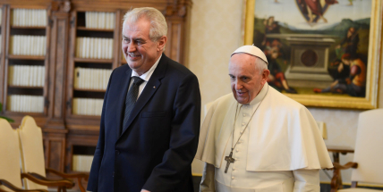Prezident Zeman pozval papeže na návštěvu Česka, popřál mu k narozeninám