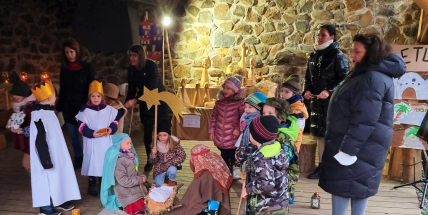 Příbramští betlémáři obdarovali děti z mateřinky