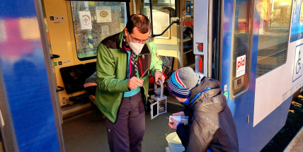 Betlémské světlo je již v Příbrami. Symbol Vánoc přivezli skauti vlakem