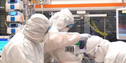 V sobotu přibylo 5982 nakažených, počet hospitalizovaných klesl pod 5000