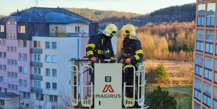 Příbramští hasiči procvičili zásah při požáru výškové budovy