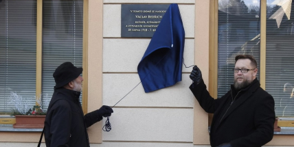 Pamětní deska na rodném domě Václava Bedřicha byla odhalena
