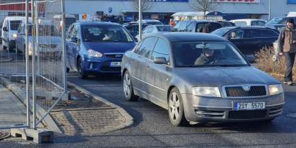 Obchody nad 200 m2 dnes musí ve 12:00 zavřít a v sobotu zůstanou zavřené