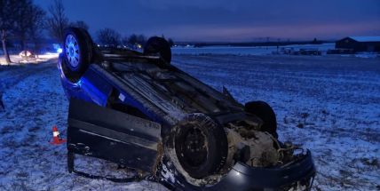 Silnice na Příbramsku pokryla ledovka, u Svatého Pole přetočila řidička auto na střechu