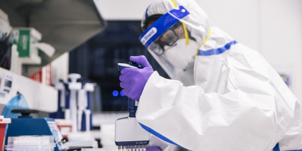 V pondělí přibylo 6850 případů covidu, nejméně za všední den od října