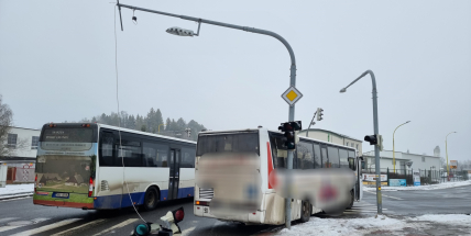 Řidička autobusu poškodila semafor v Husově ulici, šoféři opět provětrají znalosti dopravních předpisů