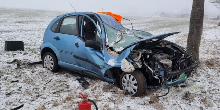 U Rožmitálu narazila řidička Citroenu do stromu, z auta ji museli hasiči vystříhat