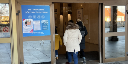 V úterý přibylo 9089 případů covidu, o čtvrtinu méně než před týdnem