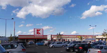 Spletla si pedály před Kauflandem a nabourala