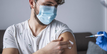 Posilující dávka bude po pěti měsících i pro lidi nad 18 let. Firmy musí testovat všechny, i očkované