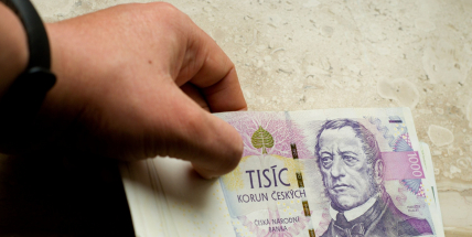 Neplatičům pokut za vážné přestupky mohou úřady úhradu strhávat z dávek