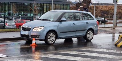 V Dobříši srazilo ženu na přechodu auto, řidička před přebíhající chodkyní nestihla zastavit