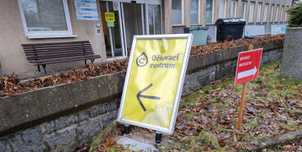 Posilující vakcínu dostalo v pondělí 32.000 lidí do 29 let, 42.000 se přihlásilo