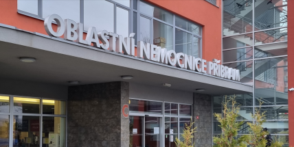 Příbramská nemocnice se vrací k operačnímu programu, i očkovaní pacienti budou muset na PCR test