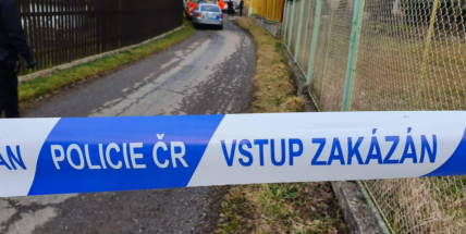 V Dobříši se na ulici střelil senior do hlavy, na místě zemřel