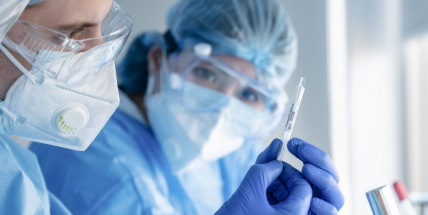 Nárůst nakažených se v mezitýdenním srovnání zvýšil počtvrté za sebou