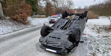 U Nové Vsi pod Pleší narazilo auto do stromu a přetočilo se na střechu, řidič skončil v nemocnici