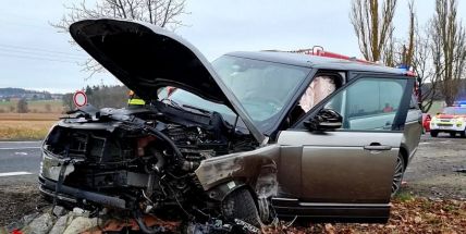Na strakonické silnici zdemoloval řidič auto, dopravu řídí policie