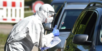 Případů covidu opět přibylo, hospitalizovaných je nejméně od listopadu