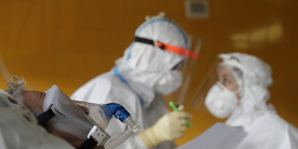 V pondělí bylo potvrzeno 7336 případů covidu, o 2000 méně než před týdnem