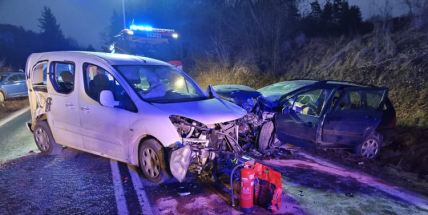 U obce Obory se čelně střetla dvě auta, sedm zraněných
