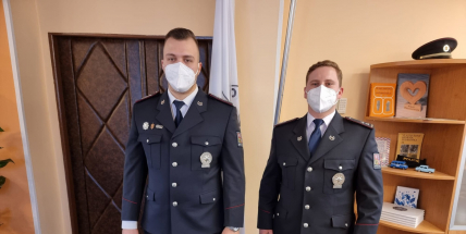 Policisté, kteří zachránili život dusící se ženě, převzali ocenění