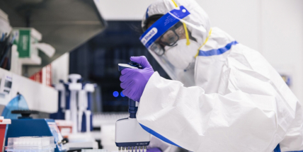 Virolog: S omikronem se potká každý, na podzim se možná vrátí