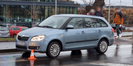 Policisté hledají svědky dopravní nehody v Dobříši, při které auto srazilo chodkyni