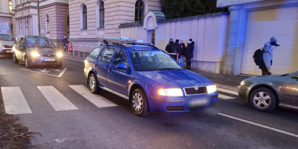 U pošty v Příbrami srazilo dnes ráno auto na přechodu dívku, utrpěla lehké poranění