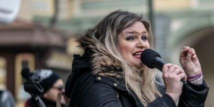 Samozvaná odbornice na koronavirus musí za lži o úmrtích po očkování zaplatit 250.000 Kč a omluvit se