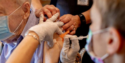 Neočkovaných nad 80 let je 50.000, posilující dávku nemá třetina