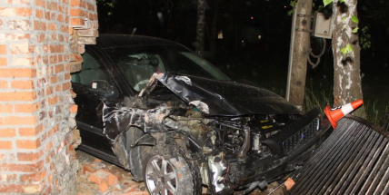 Opilý řidič se lekl majáku a naboural do zdi