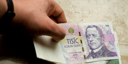 Milionová „sekyra“. Matka s třemi dětmi unikla z dluhové pasti