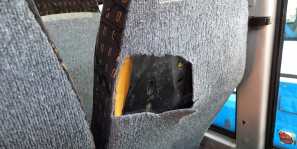 Vandalové se pustili do meziměstských autobusů. Nahlaste to řidičům, prosí dopravní společnost
