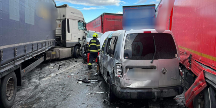 Dálnici D5 uzavřela hromadná nehoda čtyř desítek aut, na místě jsou zranění