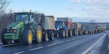 Zemědělci zablokovali silnici u Skalky. Protestovali proti změnám dotací