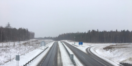 Středočeské silnice jsou po ošetření mokré, místy se zbytky sněhu